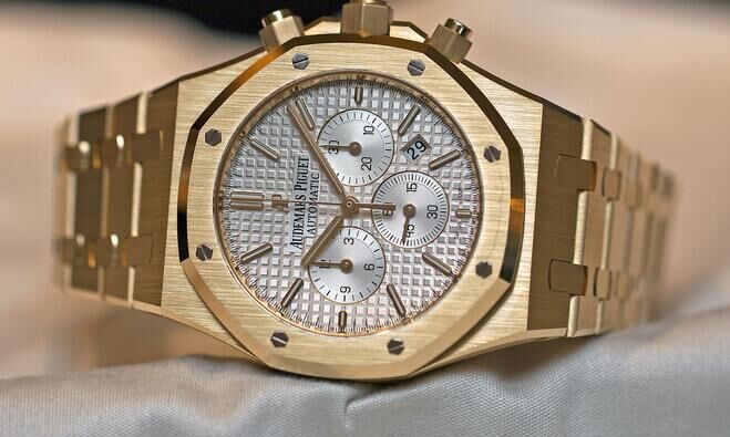 Audemars-Piguet-Royal-Oak-Chronograph-41-mm-yellow-gold