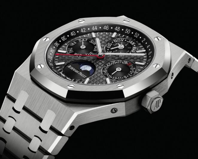 Made by the titanium, this new Titanium Audemars Piguet is very light.